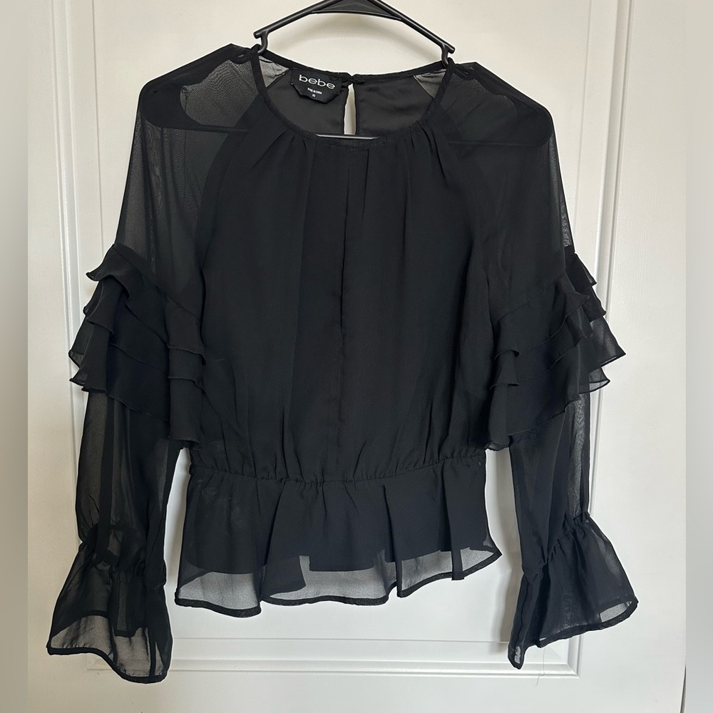 Elegant BEBE keyhole top.